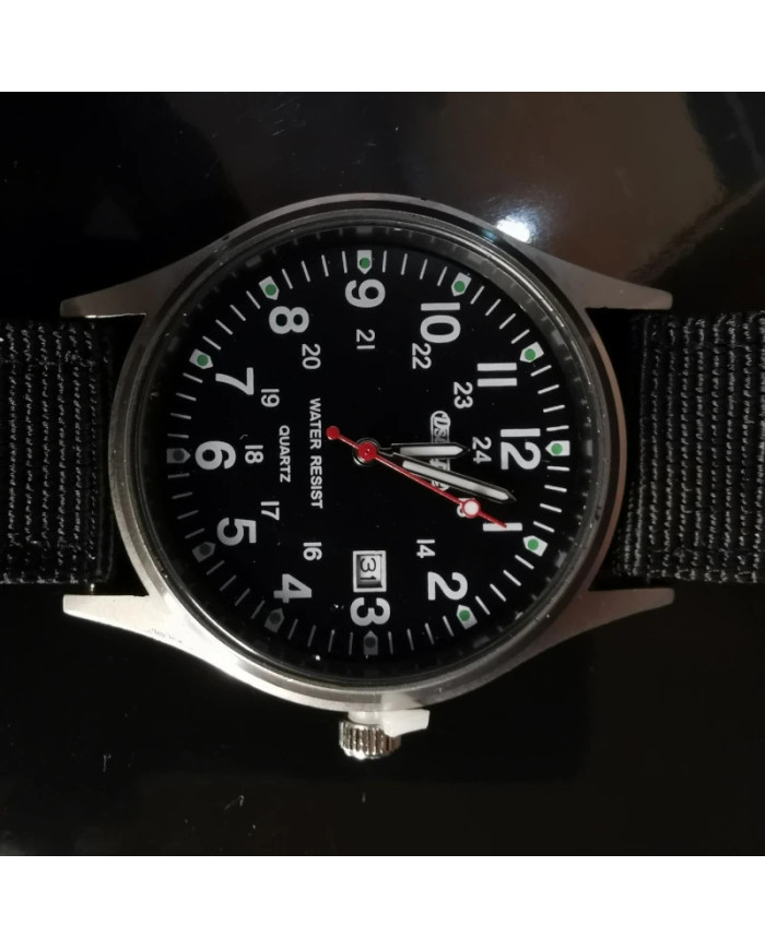 Quartz watch with date display – black